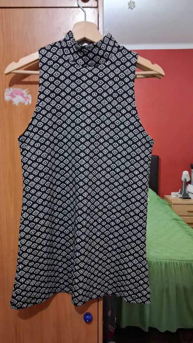 Camiseta sin mangas con cuello alto y estampado