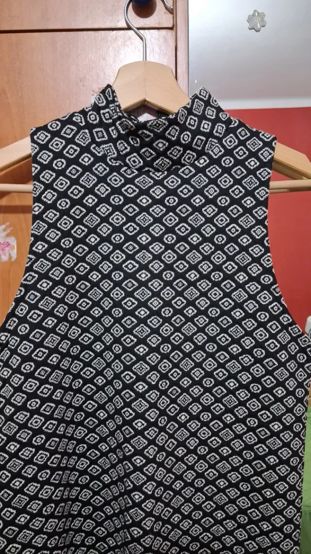 Camiseta sin mangas con cuello alto y estampado