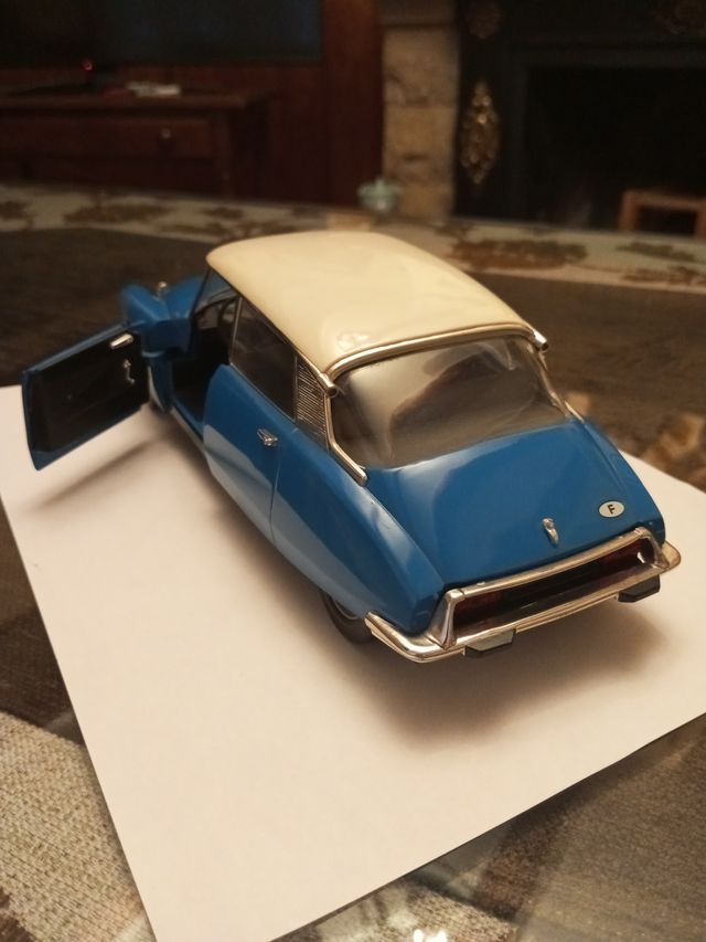 1:18 CITROËN DS19 DE 1963 CON SUSPENSION ELEVABLE