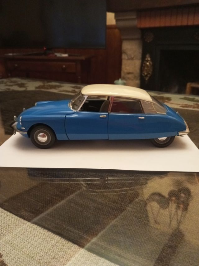 1:18 CITROËN DS19 DE 1963 CON SUSPENSION ELEVABLE