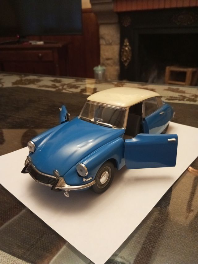 1:18 CITROËN DS19 DE 1963 CON SUSPENSION ELEVABLE