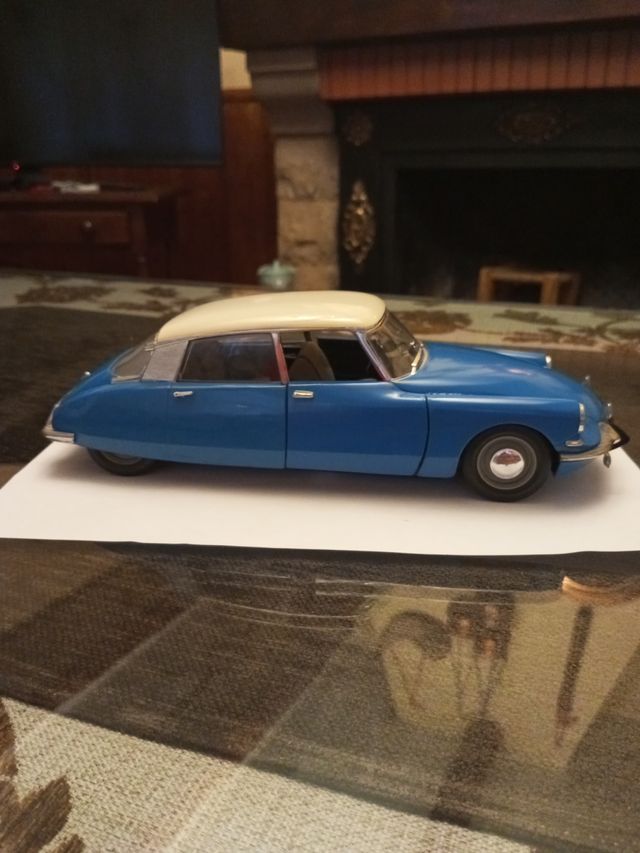 1:18 CITROËN DS19 DE 1963 CON SUSPENSION ELEVABLE