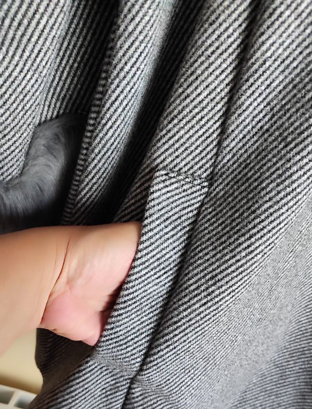 Elegante abrigo gris jaspeado con pelo sintético