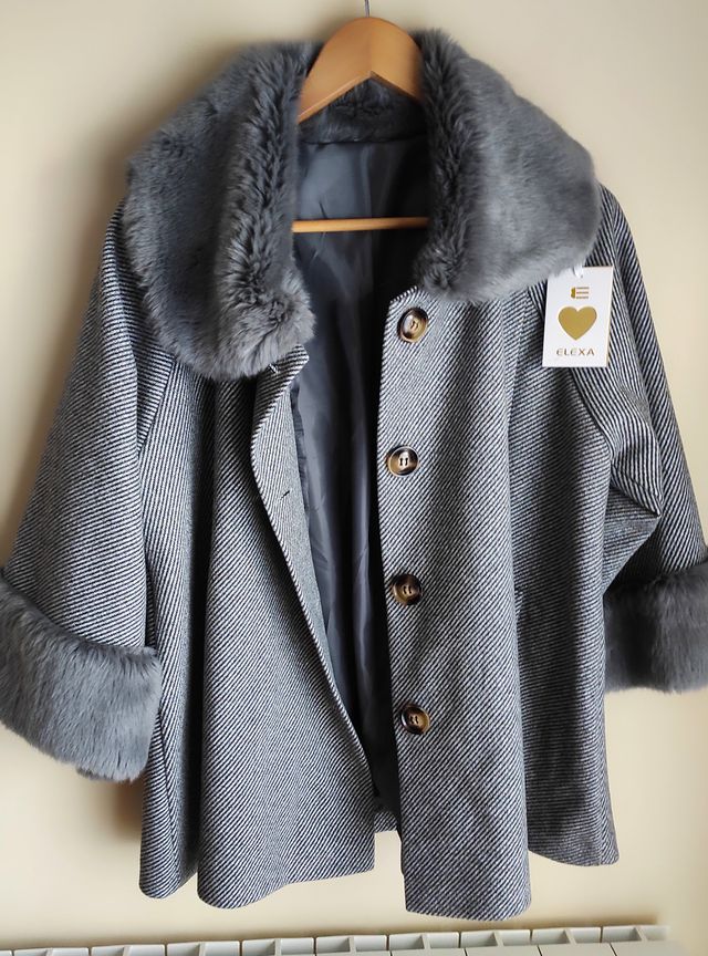 Elegante abrigo gris jaspeado con pelo sintético