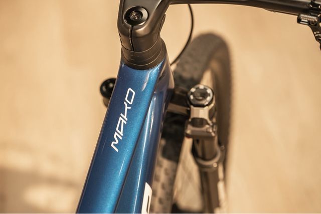 Berria Mako Flight Attendant