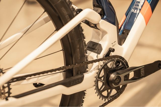 Berria Mako Flight Attendant