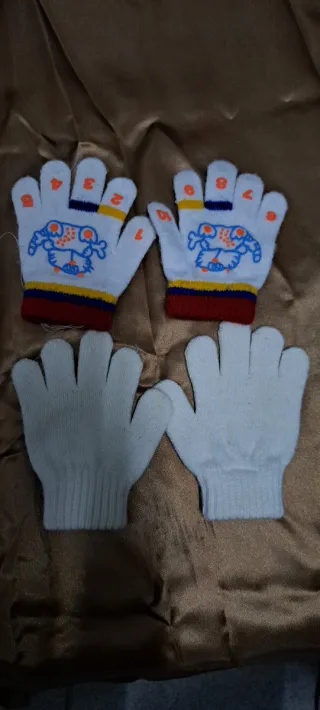 Guantes infantiles con números, dibujos y blancos.