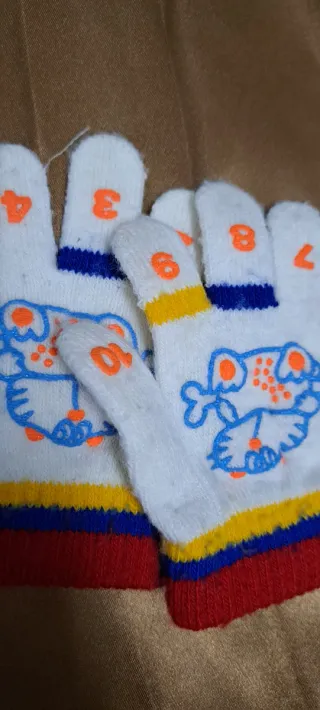 Guantes infantiles con números, dibujos y blancos.