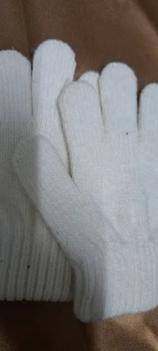 Guantes infantiles con números, dibujos y blancos.