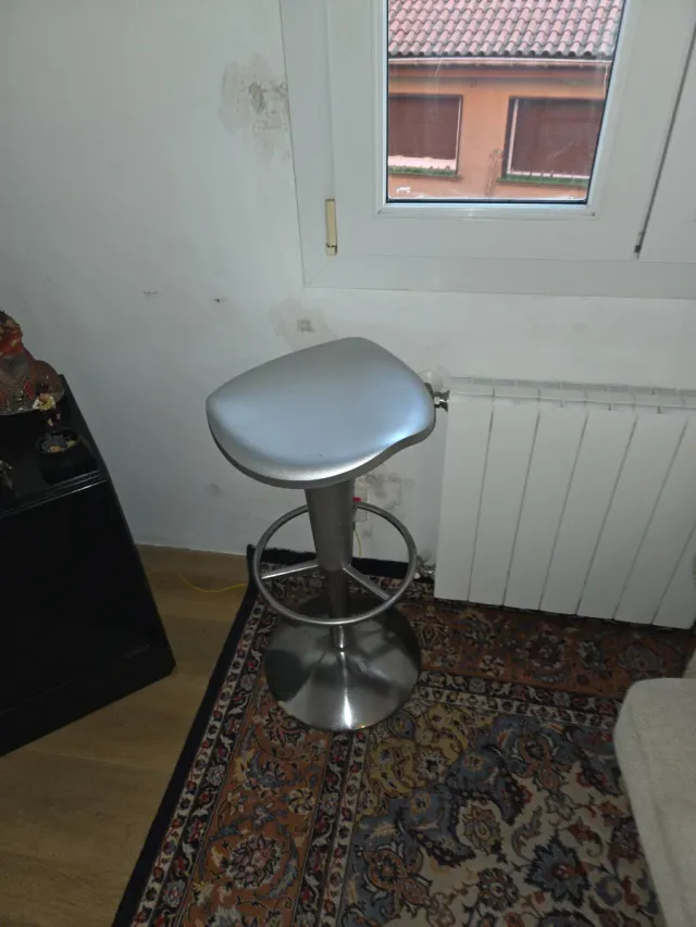 Taburete de barra plateado original con datacod