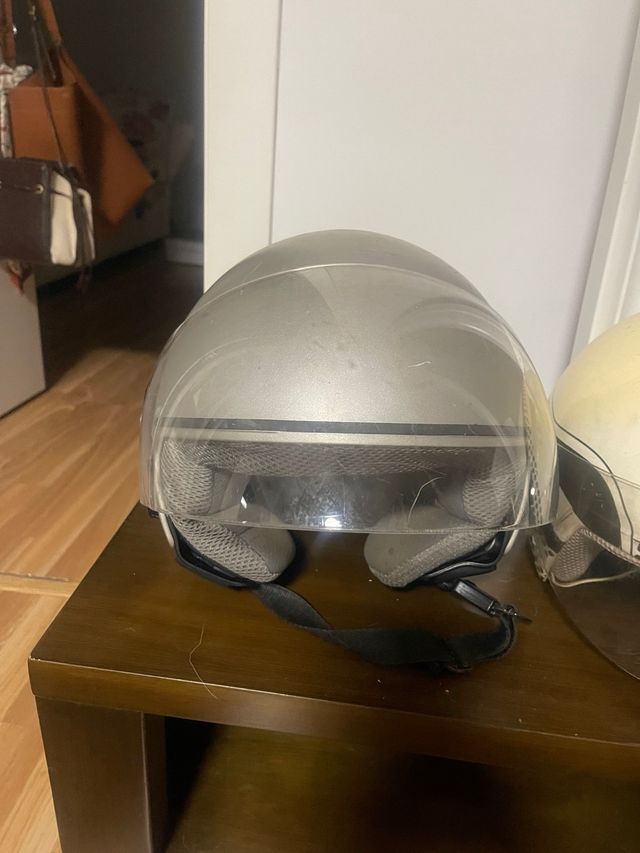 2 Cascos Moto (1 Buen Estado, 1 Defectuoso)
