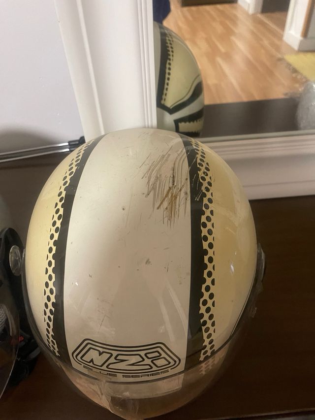 2 Cascos Moto (1 Buen Estado, 1 Defectuoso)