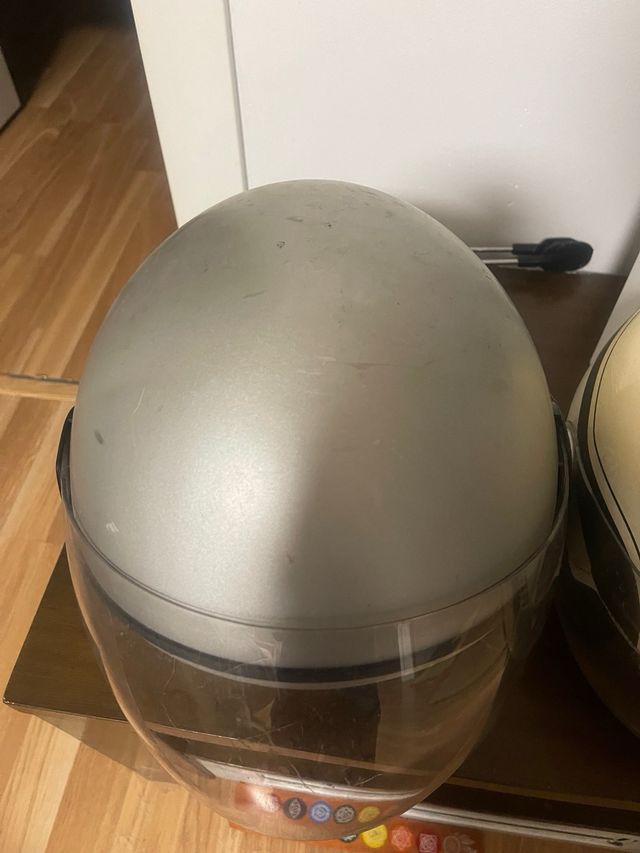 2 Cascos Moto (1 Buen Estado, 1 Defectuoso)