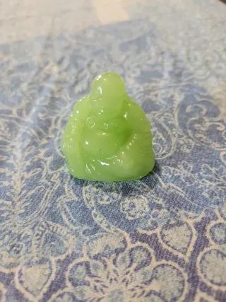 Statuina Buddha in Giada Verde