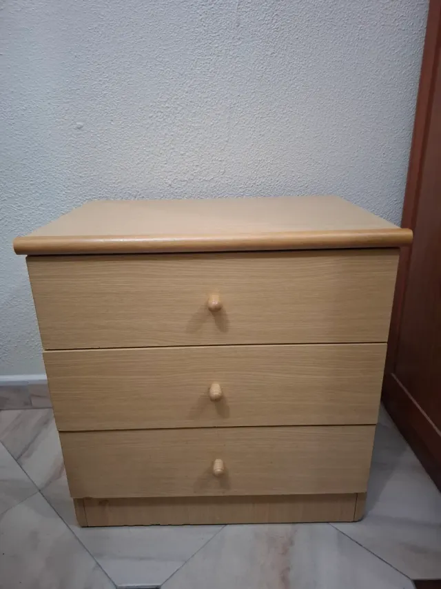 Mesita de noche de madera