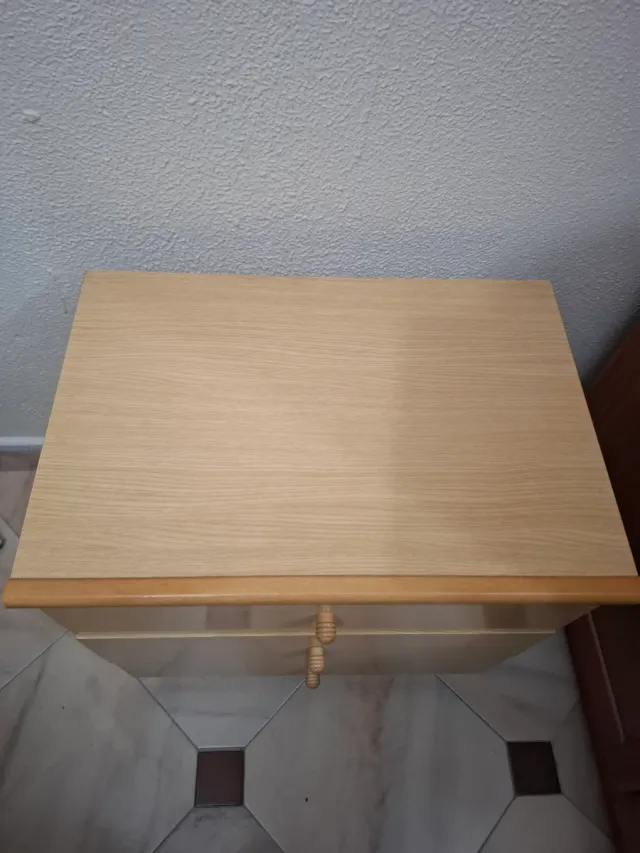 Mesita de noche de madera