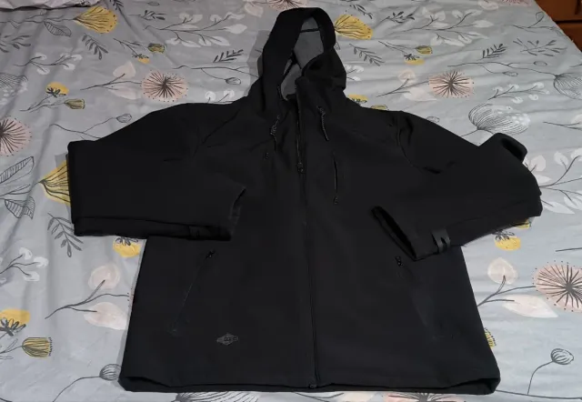 Chaqueta polar negra con capucha