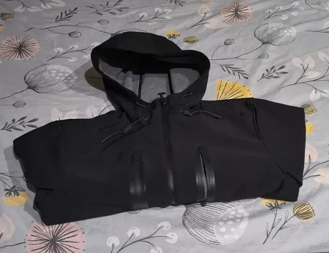 Chaqueta polar negra con capucha