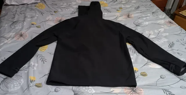 Chaqueta polar negra con capucha