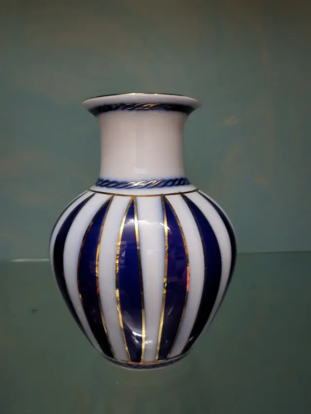 Jarrón de porcelana azul, blanco y dorado