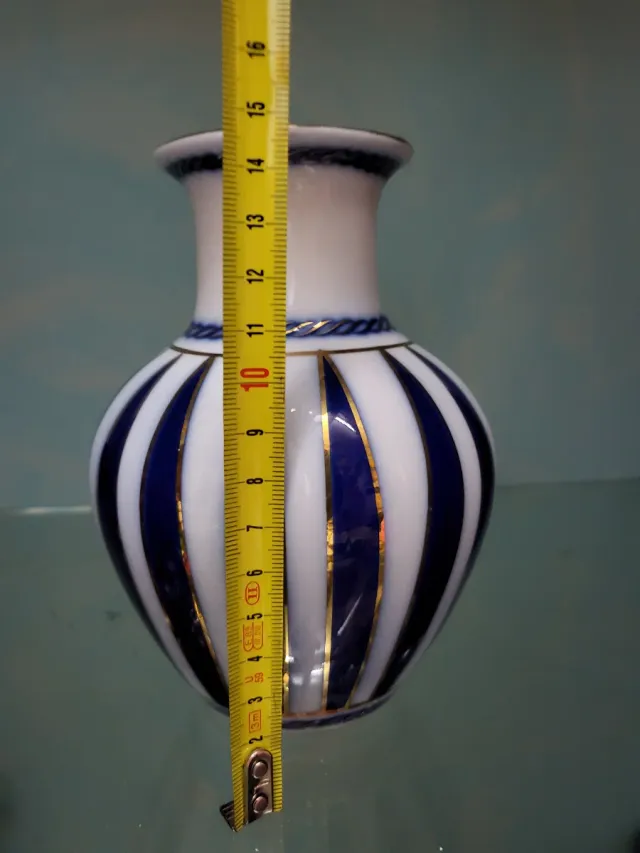 Jarrón de porcelana azul, blanco y dorado