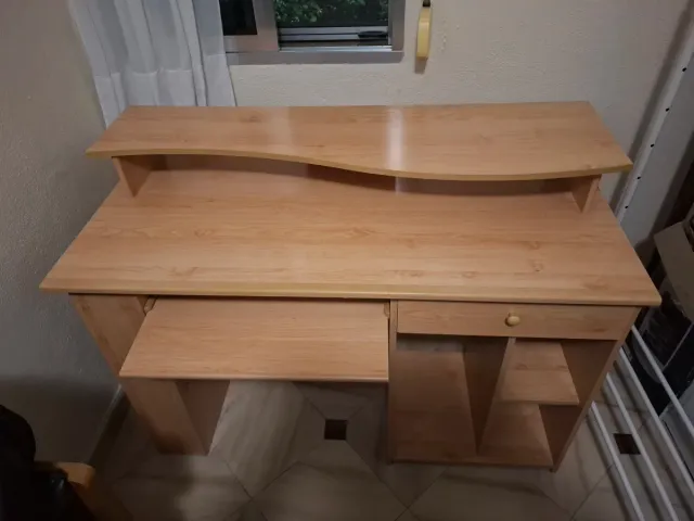 Mesa de escritorio de madera claro