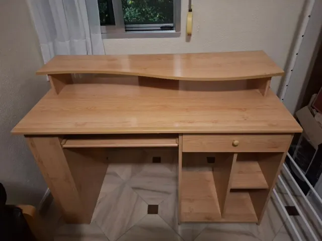 Mesa de escritorio de madera claro