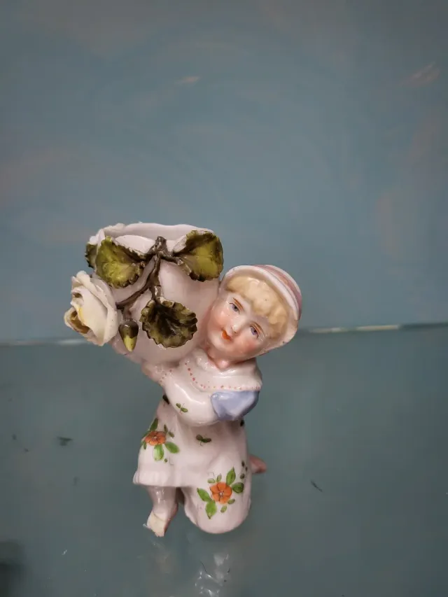 Figura biscuit niña con flores