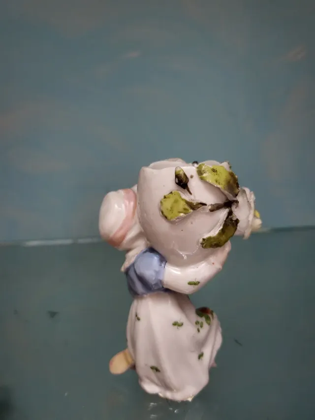 Figura biscuit niña con flores