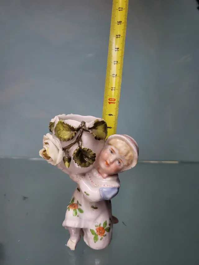 Figura biscuit niña con flores