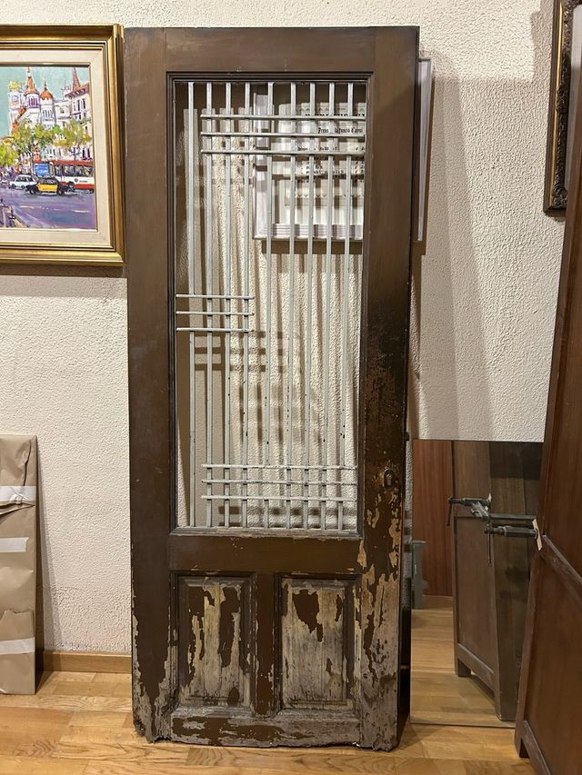 Puerta antigua madera con reja