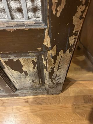 Puerta antigua madera con reja