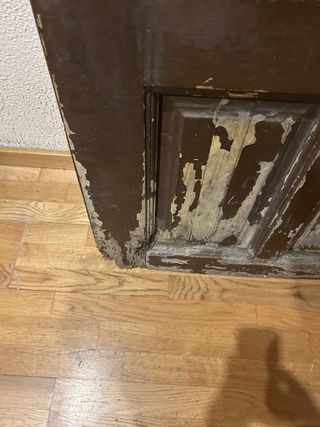 Puerta antigua madera con reja