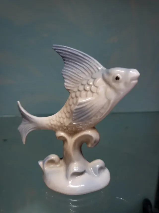 Figura de pez de cerámica