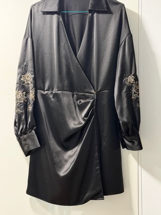 Vestido negro Zara con bordado