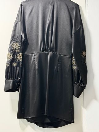 Vestido negro Zara con bordado