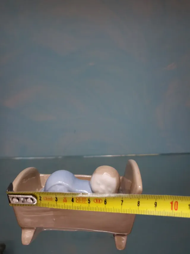 Figura Bebé en Cuna