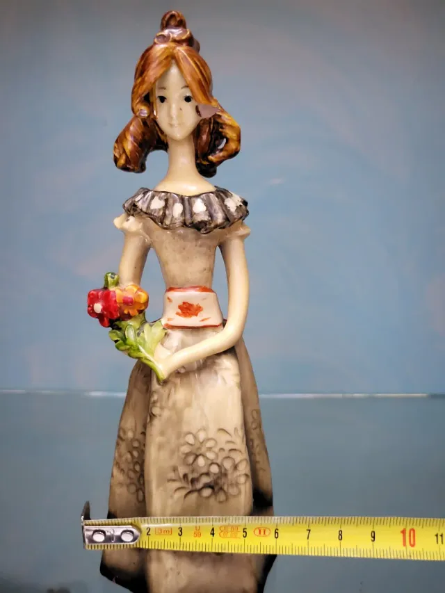Figura de porcelana mujer con flores