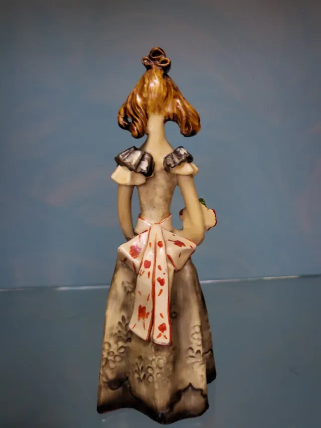 Figura de porcelana mujer con flores