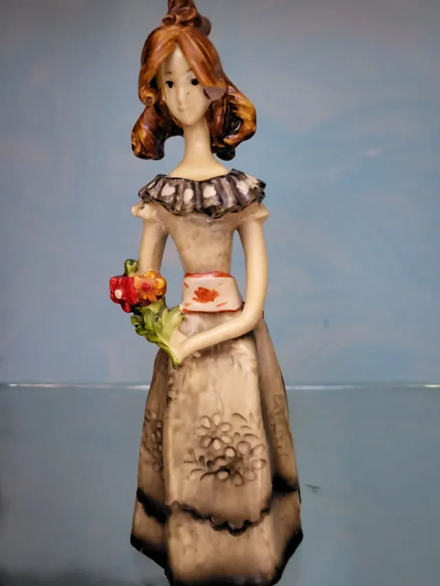 Figura de porcelana mujer con flores