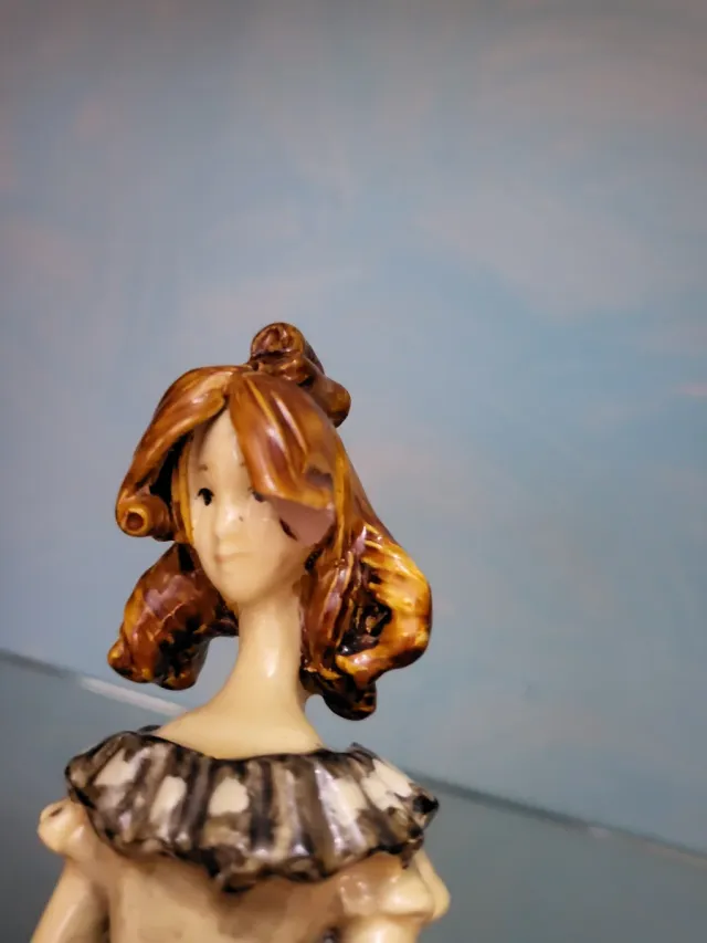 Figura de porcelana mujer con flores