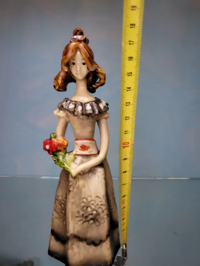 Figura de porcelana mujer con flores