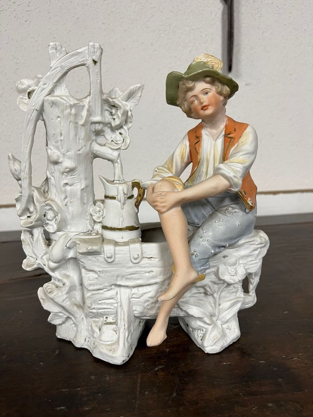 Figura porcelana antigua niño fuente