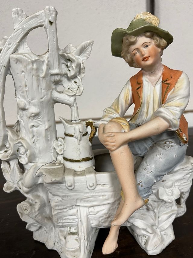 Figura porcelana antigua niño fuente