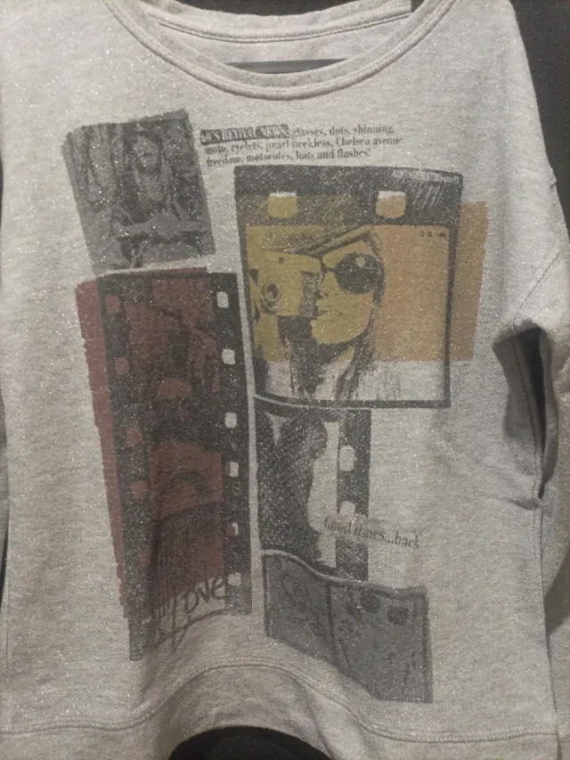 Sudadera gris con estampado multicolor