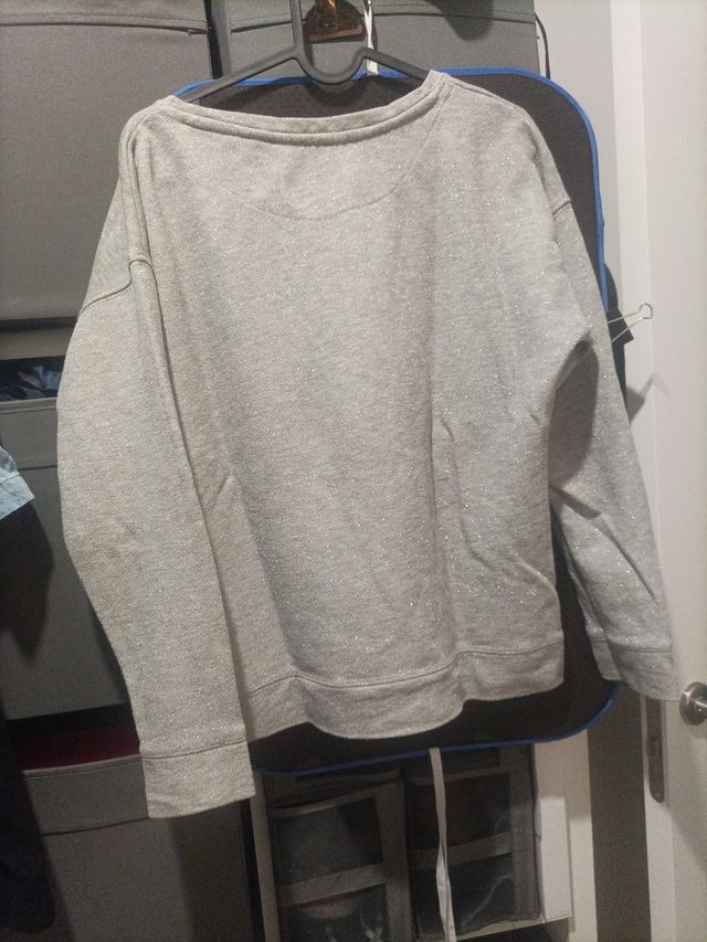 Sudadera gris con estampado multicolor