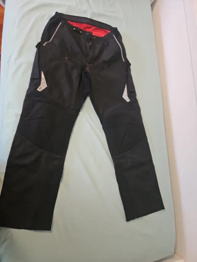 Pantalón de moto negro con forro rojo