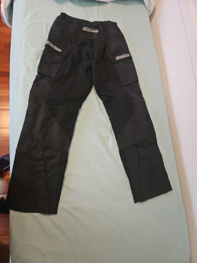 Pantalón de moto negro con forro rojo
