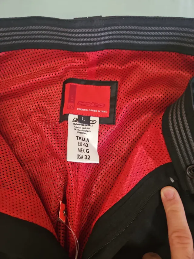 Pantalón de moto negro con forro rojo