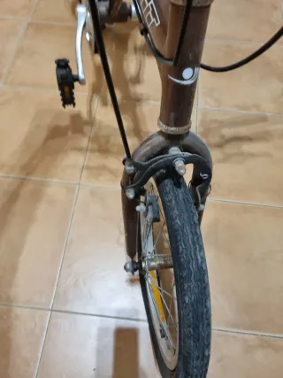 Bicicleta plegable marrón